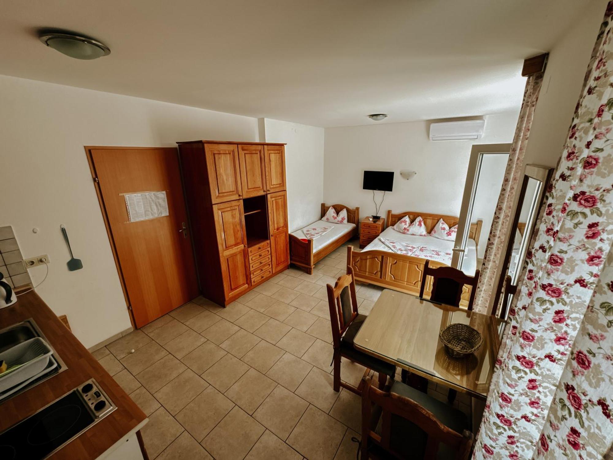 Krk Kornic Apartments Екстериор снимка